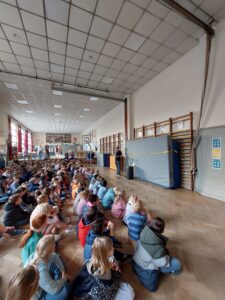 L'école communale du Centre s'engage pour le fair-play...
Le fair-play, c'est respecter les autres, être honnête, encourager, aider, coopérer et accepter les différences.
Durant toute la semaine, les élèves, accompagnés des enseignants et des accueillants, se sont mobilisés pour vivre et faire vivre cette valeur durant les activités sportives, mais également en classe, dans la cour de récréation, lors de l'accueil extrascolaire et dans la vie de tous les jours.
Cette semaine s'est clôturée avec une belle cérémonie durant laquelle les classes ont présenté leurs actions et ont reçu le titre d'"Ecole fair-play".
C'est maintenant l'école communale de Bourgeois qui prend le relais pour ce travail d'équipe.
Et nous continuerons à faire vivre l'esprit du fair-play chaque jour dans notre école!